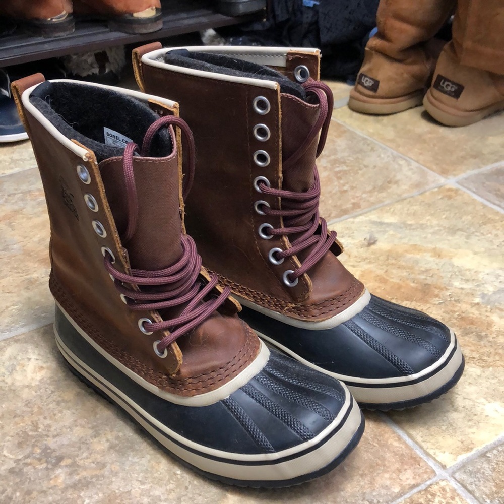 Waterproof Sorel boots with felt lining